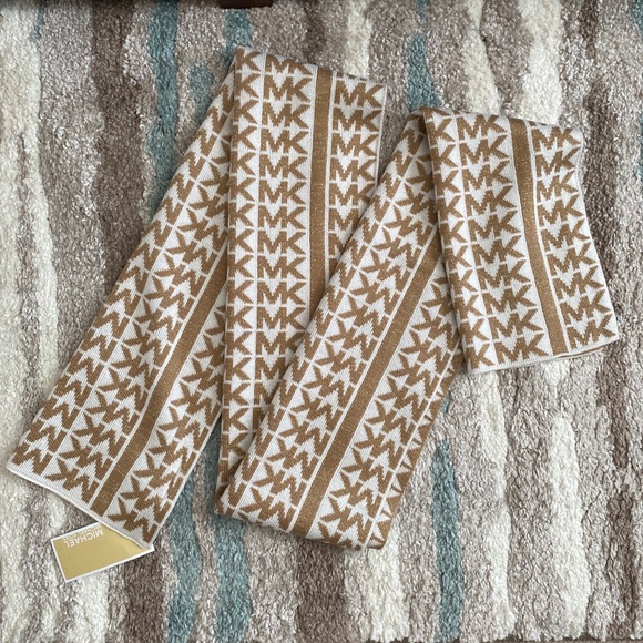 MICHAEL KORS WOMENS SIGNATURE MK GOLD SCARF - Picture 3 of 3